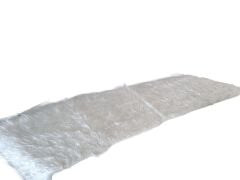 TORPİDO ÜSTÜ UZUN TÜYLÜ PELUŞ ÖRTÜ BEYAZ 140X40CM KOD:21